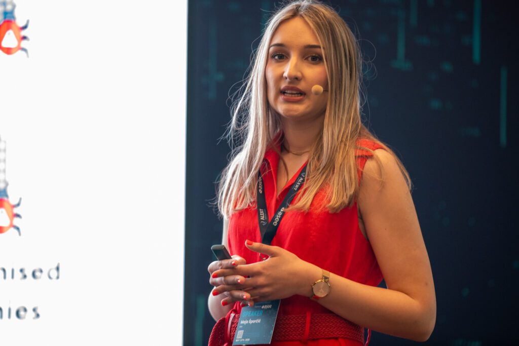 woman giving a presentation about open source vs Proprietary